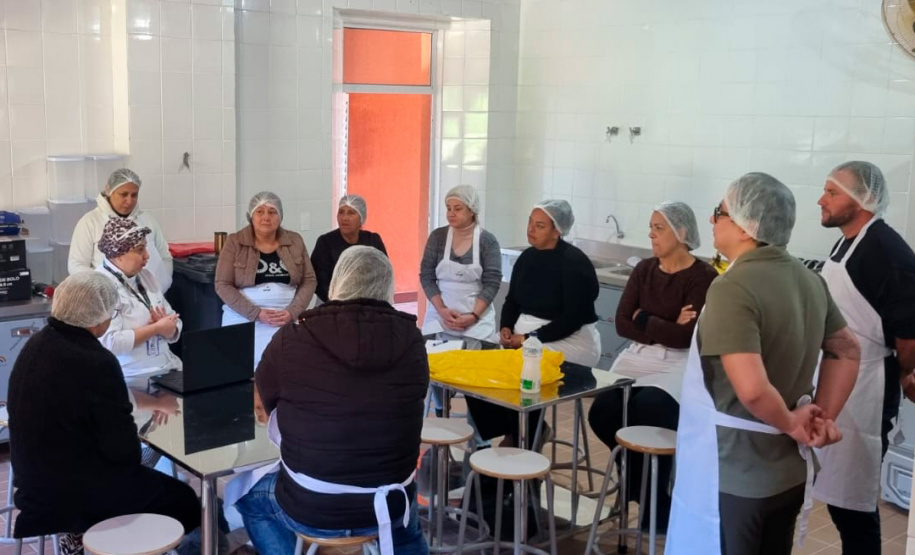 Ilha das Cobras recebe primeiras aulas da Escola do Mar com curso gratuito de gastronomia