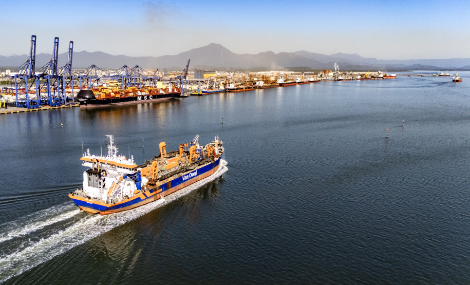 Portos do Paraná realiza campanha de dragagem de manutenção do Canal de Paranaguá
