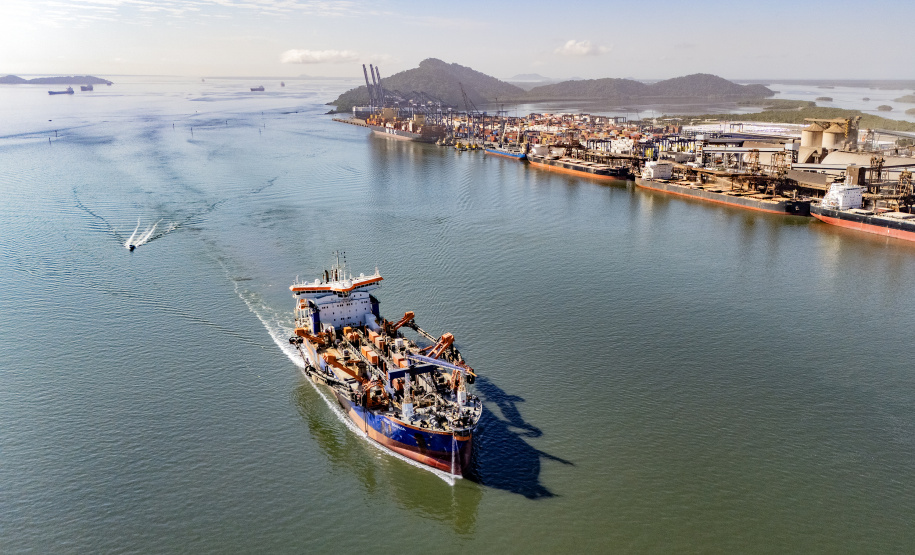 Portos do Paraná realiza campanha de dragagem de manutenção do Canal de Paranaguá