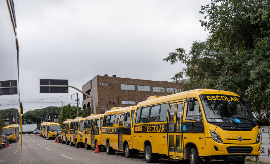 Educação realiza mais uma etapa da maior entrega de ônibus escolares da história