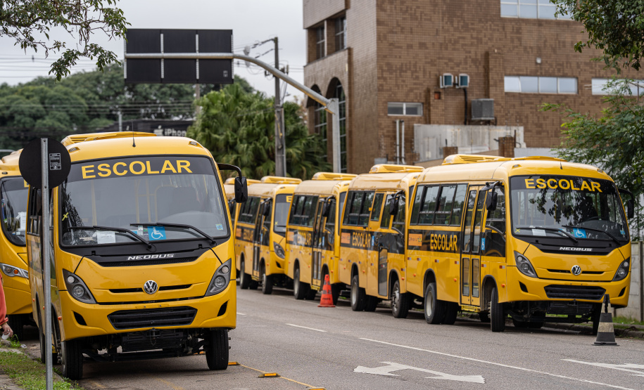 Educação realiza mais uma etapa da maior entrega de ônibus escolares da história