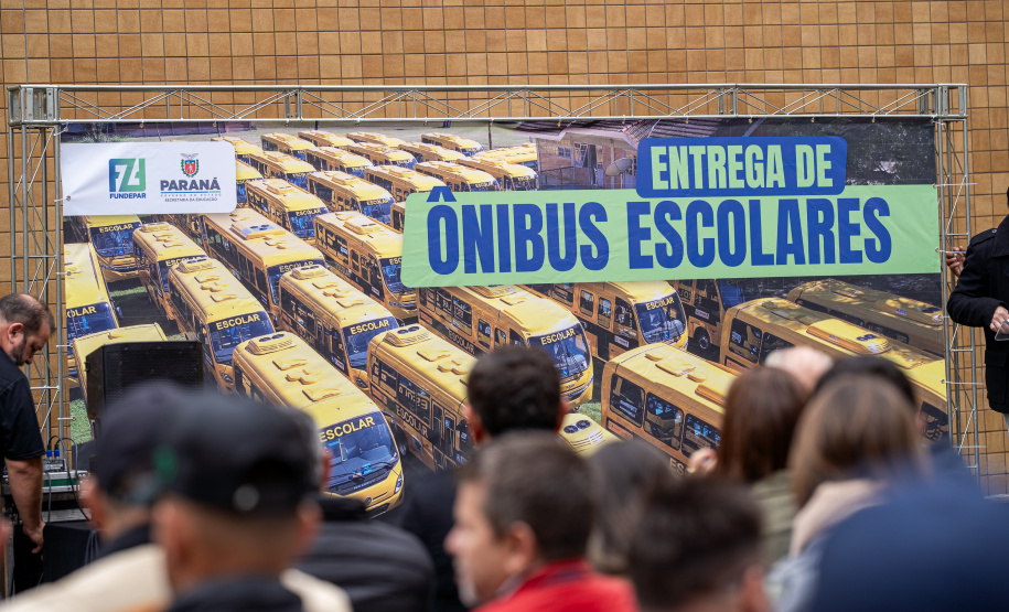 Educação realiza mais uma etapa da maior entrega de ônibus escolares da história