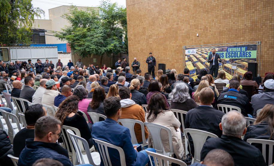 Educação realiza mais uma etapa da maior entrega de ônibus escolares da história