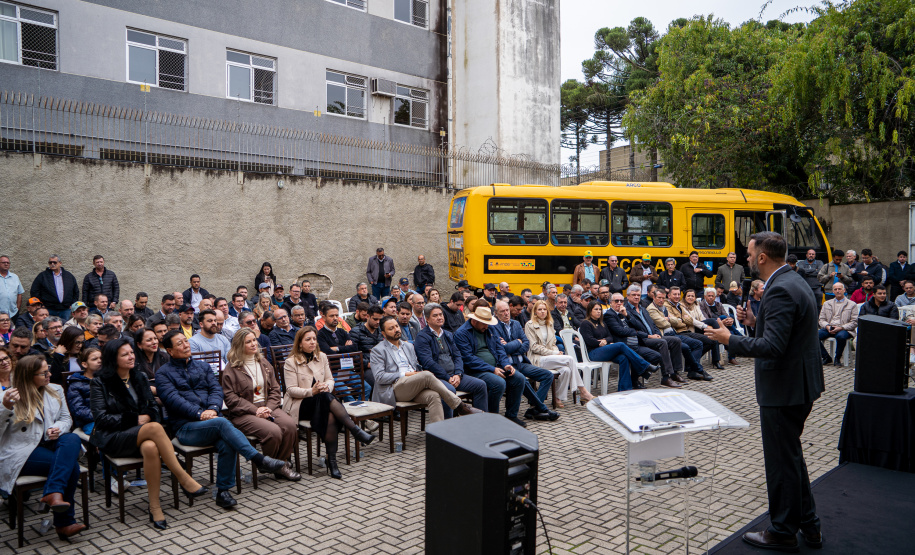 Educação realiza mais uma etapa da maior entrega de ônibus escolares da história