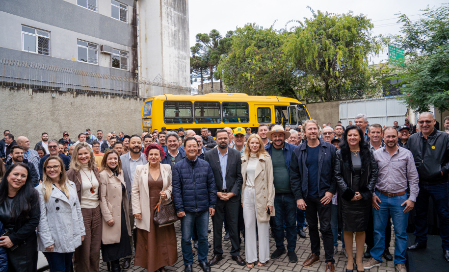 Educação realiza mais uma etapa da maior entrega de ônibus escolares da história