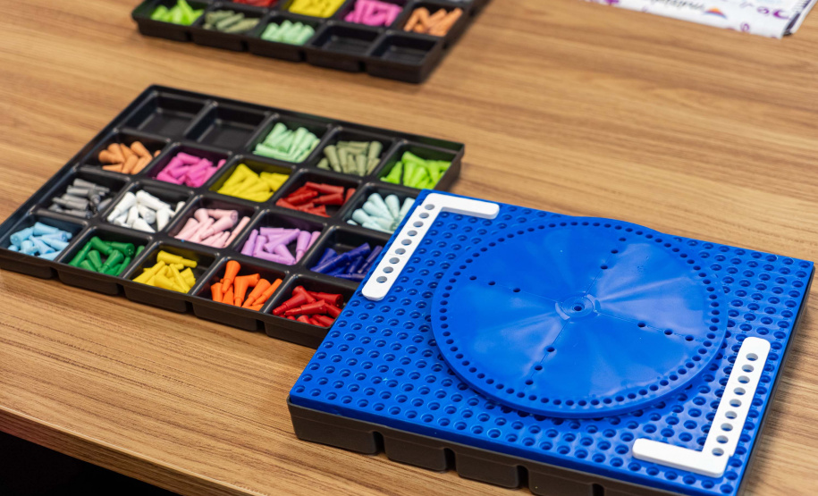 Educação adquire 120 kits para ensino de Matemática para alunos com deficiência visual