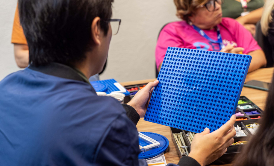 Educação adquire 120 kits para ensino de Matemática para alunos com deficiência visual