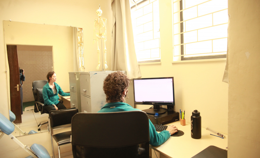Preparação de atletas: trabalho de fisioterapia é apoio precioso para performance de bailarinos do Teatro Guaíra