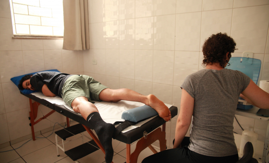 Preparação de atletas: trabalho de fisioterapia é apoio precioso para performance de bailarinos do Teatro Guaíra