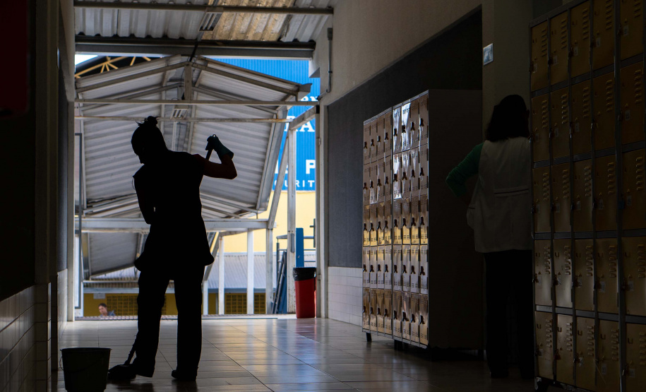 Governo do Paraná concede progressão a 13,2 mil agentes educacionais da rede estadual