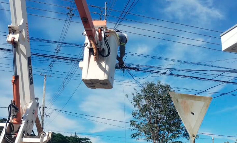 Copel remove meia tonelada de cabos de telecom em situação irregular, em Paranavaí