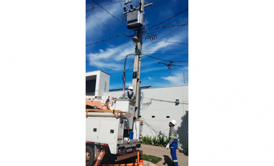 Copel remove meia tonelada de cabos de telecom em situação irregular, em Paranavaí