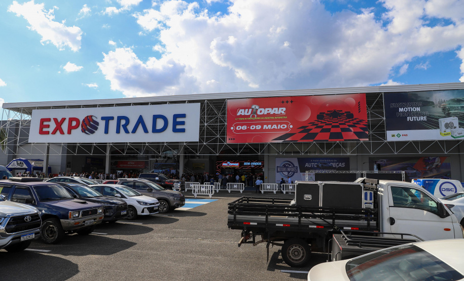Piana participa da abertura da maior feira de fornecedores automotivos do Paraná