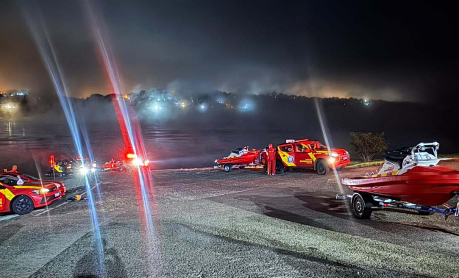 Bombeiros fazem treinamento operacional em Foz do Iguaçu com motoaquáticas de resgate inéditas no Brasil