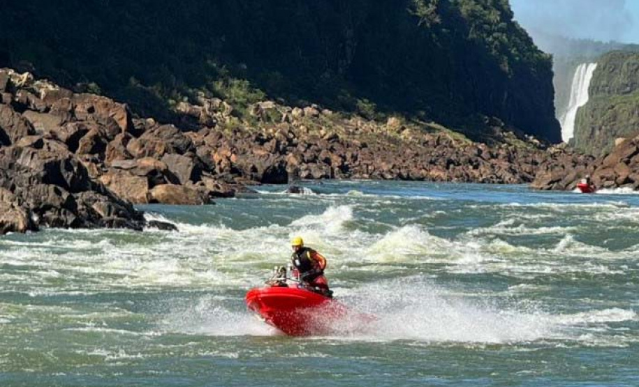 Bombeiros fazem treinamento operacional em Foz do Iguaçu com motoaquáticas de resgate inéditas no Brasil