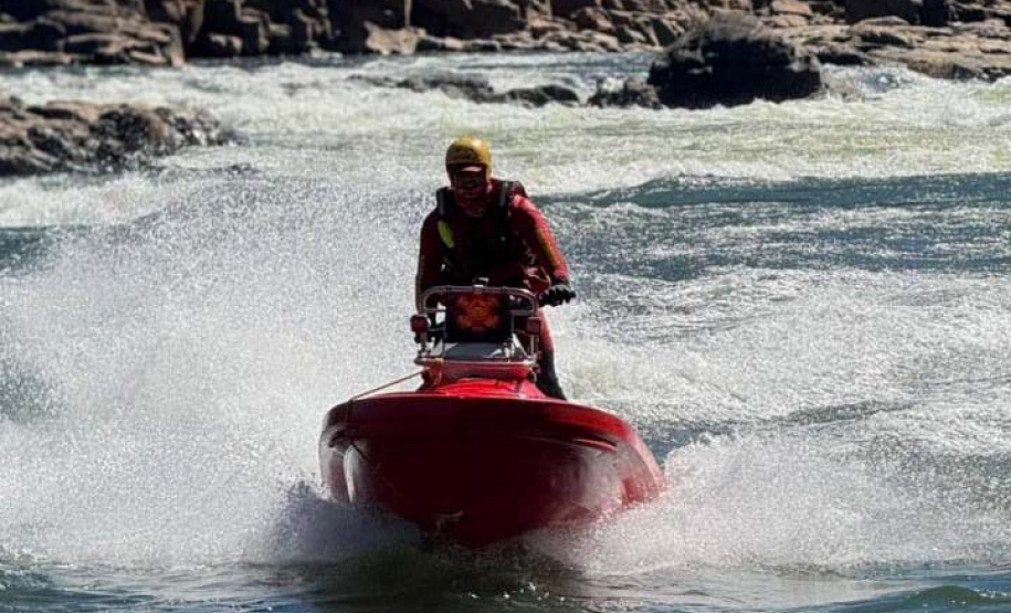 Bombeiros fazem treinamento operacional em Foz do Iguaçu com motoaquáticas de resgate inéditas no Brasil