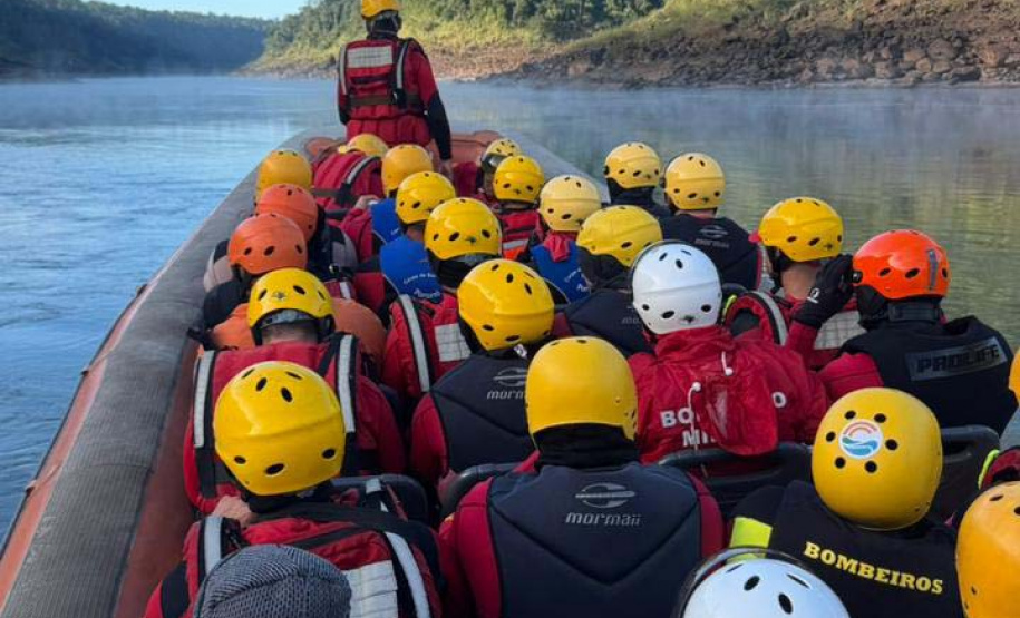 Bombeiros fazem treinamento operacional em Foz do Iguaçu com motoaquáticas de resgate inéditas no Brasil