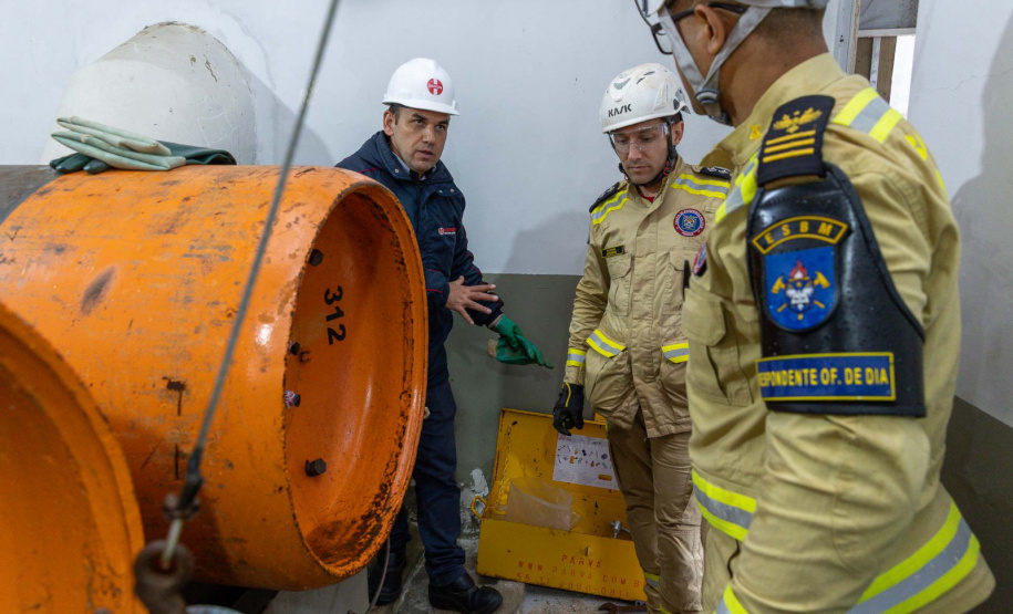 Cadetes do Corpo de Bombeiros fazem treinamento sobre produtos perigosos na Sanepar
