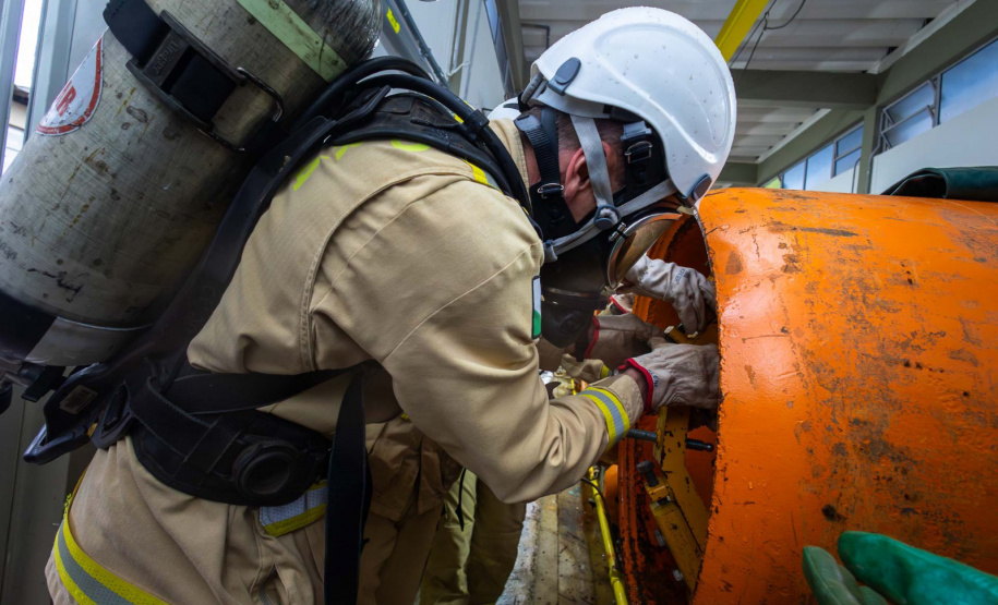 Cadetes do Corpo de Bombeiros fazem treinamento sobre produtos perigosos na Sanepar