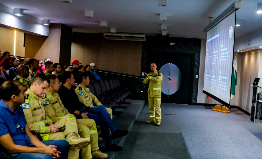 Corpo de Bombeiros realiza palestra sobre modernização e novas normas de segurança contra incêndio