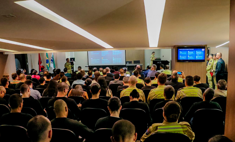 Corpo de Bombeiros realiza palestra sobre modernização e novas normas de segurança contra incêndio