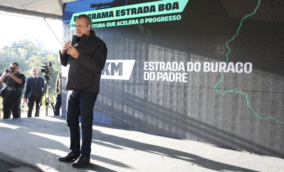 Governador entrega títulos de propriedade a 260 famílias dos Campos Gerais e da RMC