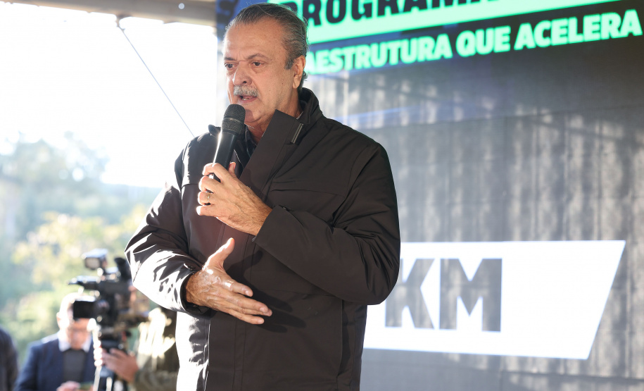 Governador entrega títulos de propriedade a 260 famílias dos Campos Gerais e da RMC