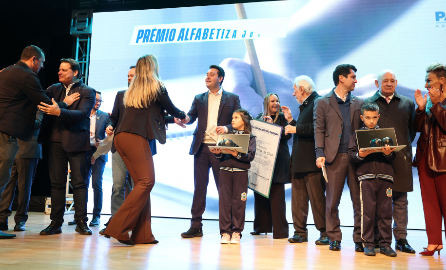 GOV PREMIO ALFABETIZA JUNTOS