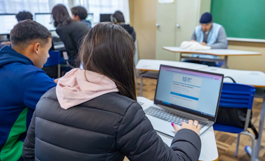 Tutor IA auxilia estudantes da rede estadual na elaboração de redações