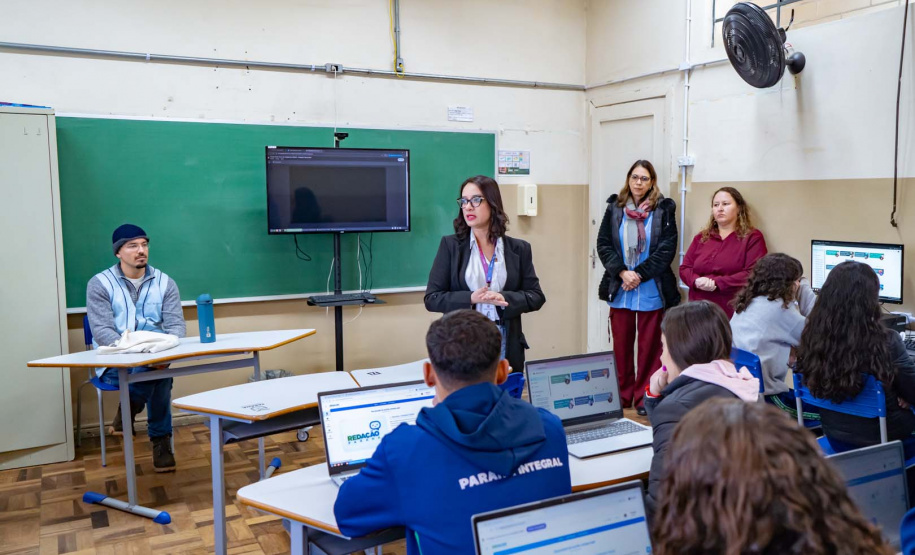 Tutor IA auxilia estudantes da rede estadual na elaboração de redações
