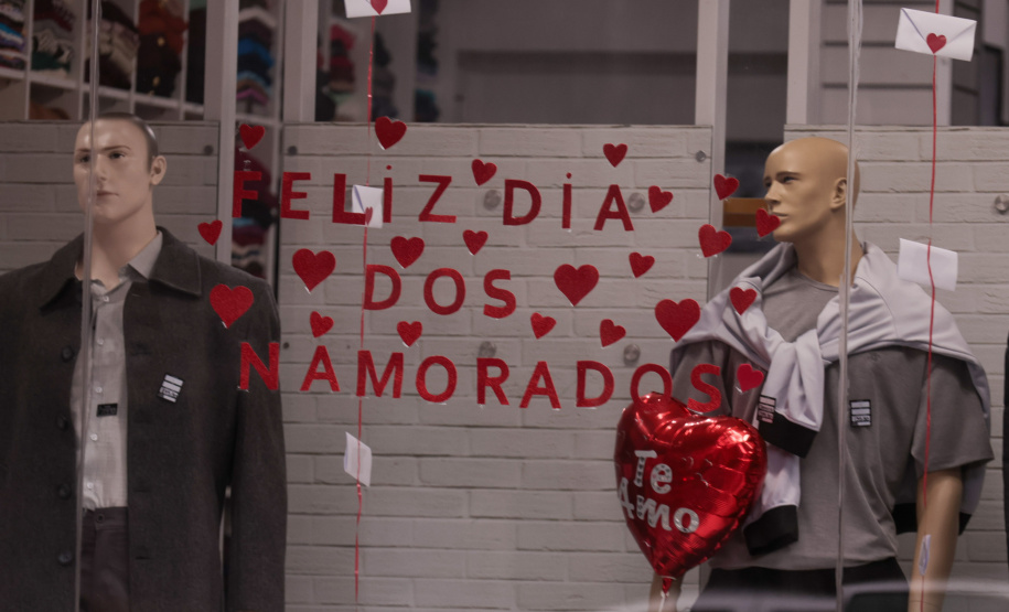 Dia dos namorados: Procon/PR orienta consumidores sobre compras e trocas de presentes