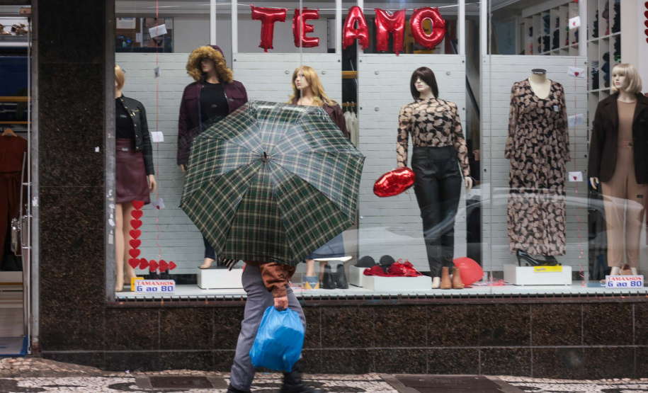 Dia dos namorados: Procon/PR orienta consumidores sobre compras e trocas de presentes