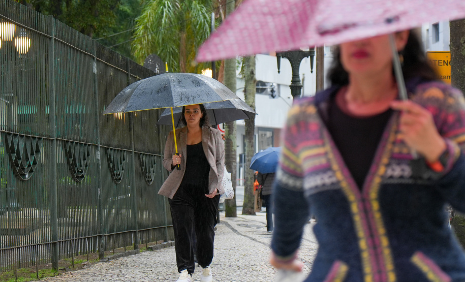 APÓS TEMPESTADES COM RAIOS E GRANIZO NO PARANÁ, SEMANA SEGUE CHUVOSA NO OESTE E SUDOESTE