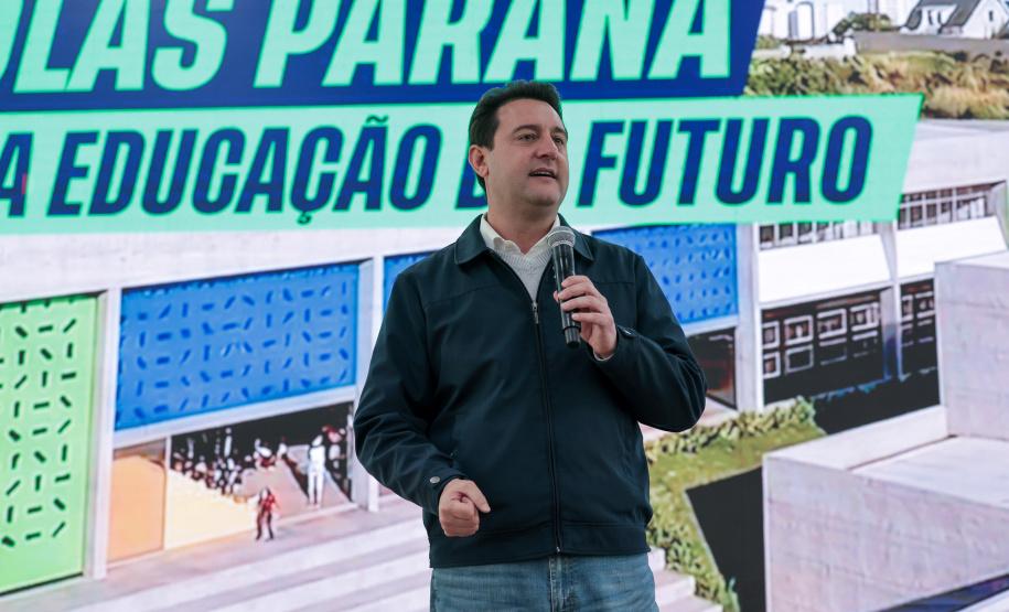 O governador Carlos Massa Ratinho Junior e o secretário da Educação, Roni Miranda, assinam nesta quarta-feira (24), o contrato do programa Mais Escolas Paraná