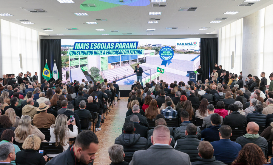 O governador Carlos Massa Ratinho Junior e o secretário da Educação, Roni Miranda, assinam nesta quarta-feira (24), o contrato do programa Mais Escolas Paraná