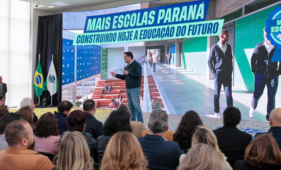 O governador Carlos Massa Ratinho Junior e o secretário da Educação, Roni Miranda, assinam nesta quarta-feira (24), o contrato do programa Mais Escolas Paraná