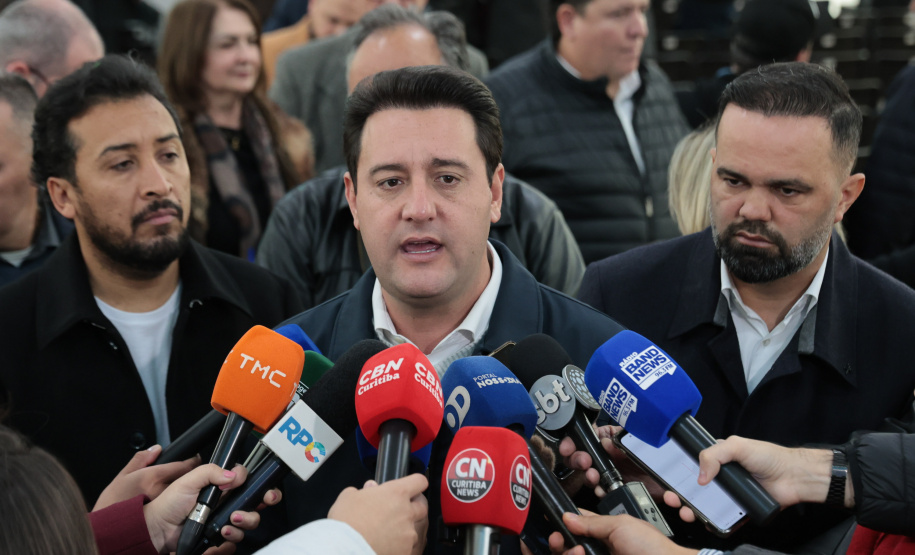 O governador Carlos Massa Ratinho Junior e o secretário da Educação, Roni Miranda, assinam nesta quarta-feira (24), o contrato do programa Mais Escolas Paraná