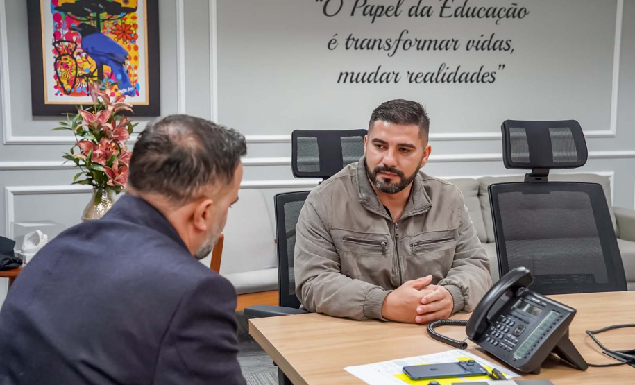 Merendeiro premiado nacionalmente é recebido pelo secretário da Educação