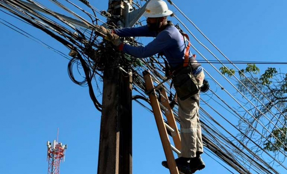 Segunda etapa do mutirão de regularização de cabos de telecomunicações, na Avenida Higienópolis, em Londrina, será nos dias 1 e 2 de julho