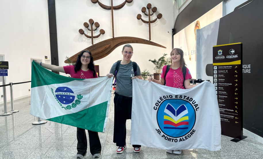 estudantes apresentam bandeiras do Paraná e da escola na despedida.