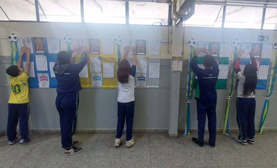 Clima de Copa: escolas estaduais aproveitam febre dos álbuns de figurinhas para impulsionar frequência dos estudantes
