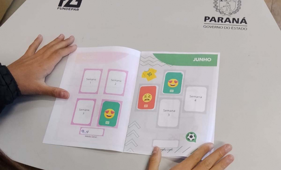 Clima de Copa: escolas estaduais aproveitam febre dos álbuns de figurinhas para impulsionar frequência dos estudantes