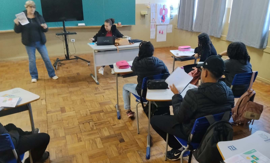 Clima de Copa: escolas estaduais aproveitam febre dos álbuns de figurinhas para impulsionar frequência dos estudantes