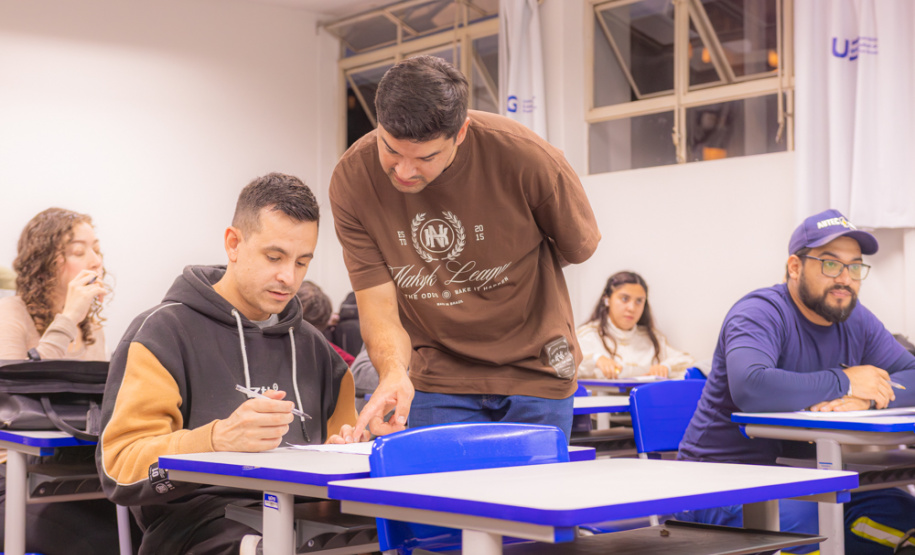 Migrantes de 14 nacionalidades aprendem português em projeto da UEPG