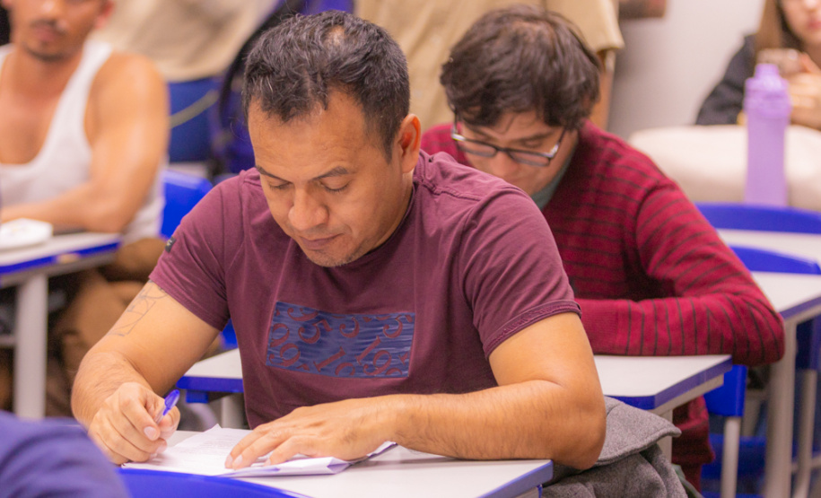 Migrantes de 14 nacionalidades aprendem português em projeto da UEPG