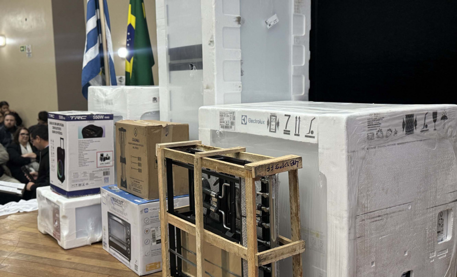 Governo entrega óculos, kits maternidade e equipamentos sociais em 12 municípios do Estado