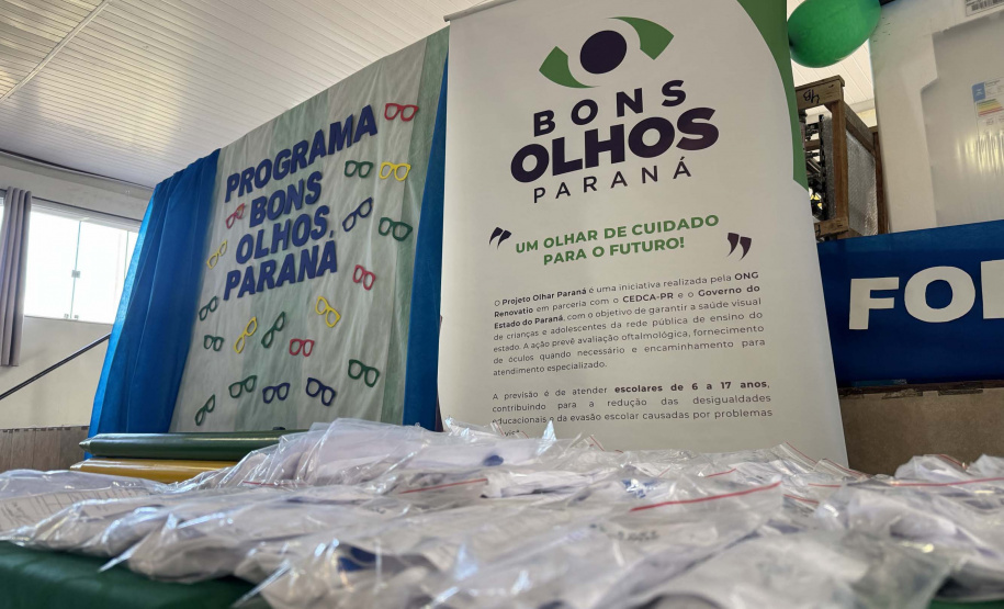 Governo entrega óculos, kits maternidade e equipamentos sociais em 12 municípios do Estado