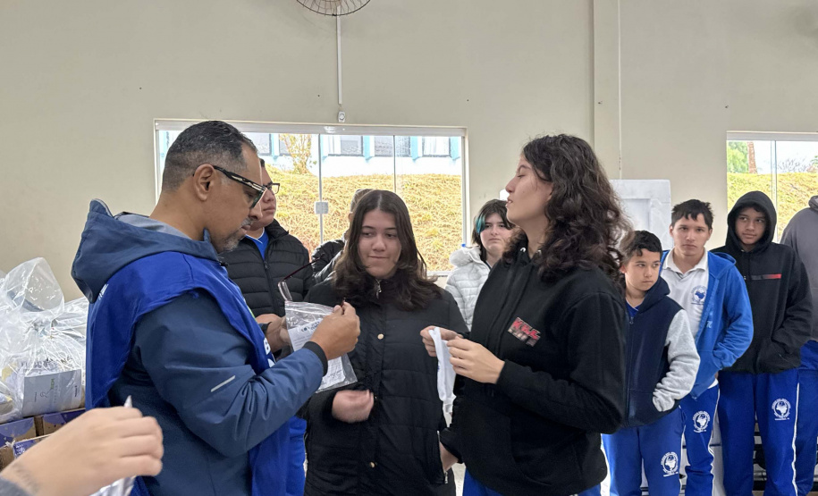 Governo entrega óculos, kits maternidade e equipamentos sociais em 12 municípios do Estado