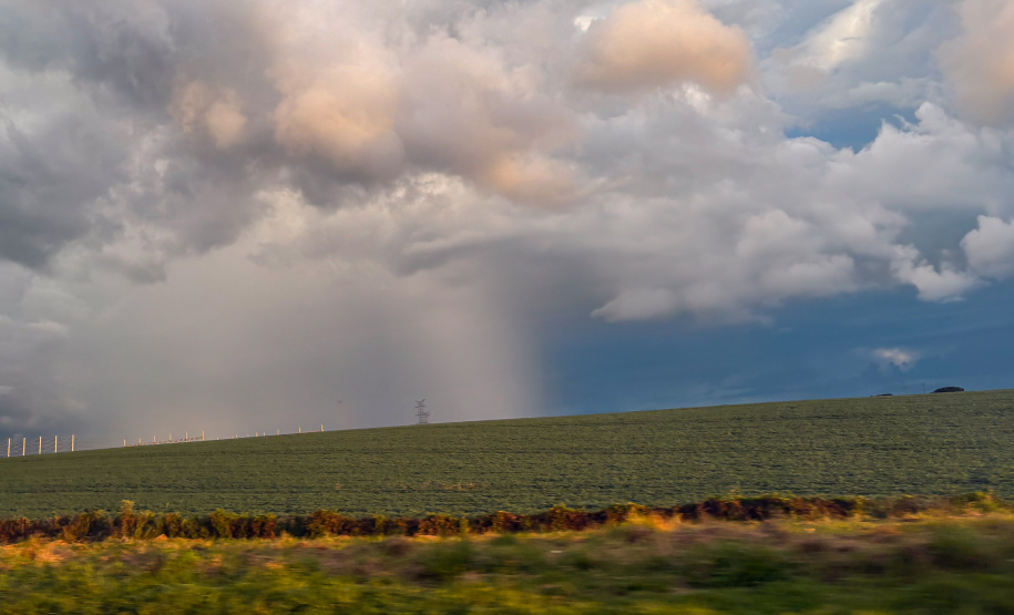 TEMPESTADES RETORNAM AO PARANÁ, COM VOLUMES DE CHUVA MAIS EXPRESSIVOS NA FAIXA CENTRAL