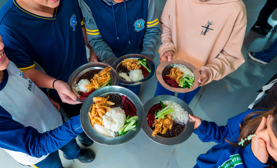 Em oito anos, Paraná investe R$ 2,8 bilhões e diversifica alimentação escolar com orgânicos, frutas nativas e tecnologia de conservação